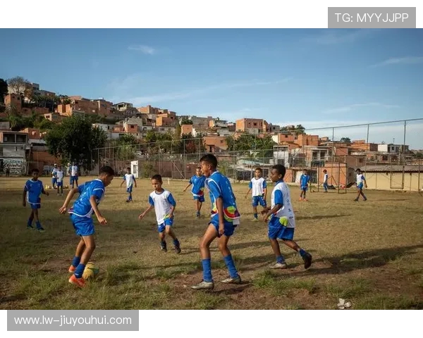 足球上门教学服务全面升级助力青少年提升球技与团队协作能力 足球上门教学服务全面升级助力青少年提升球技与团队协作能力